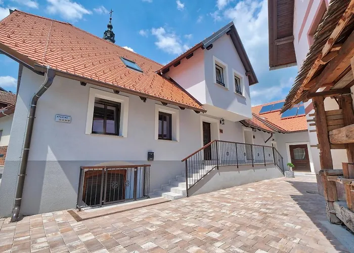 Auzlak Hisa, Apartments.