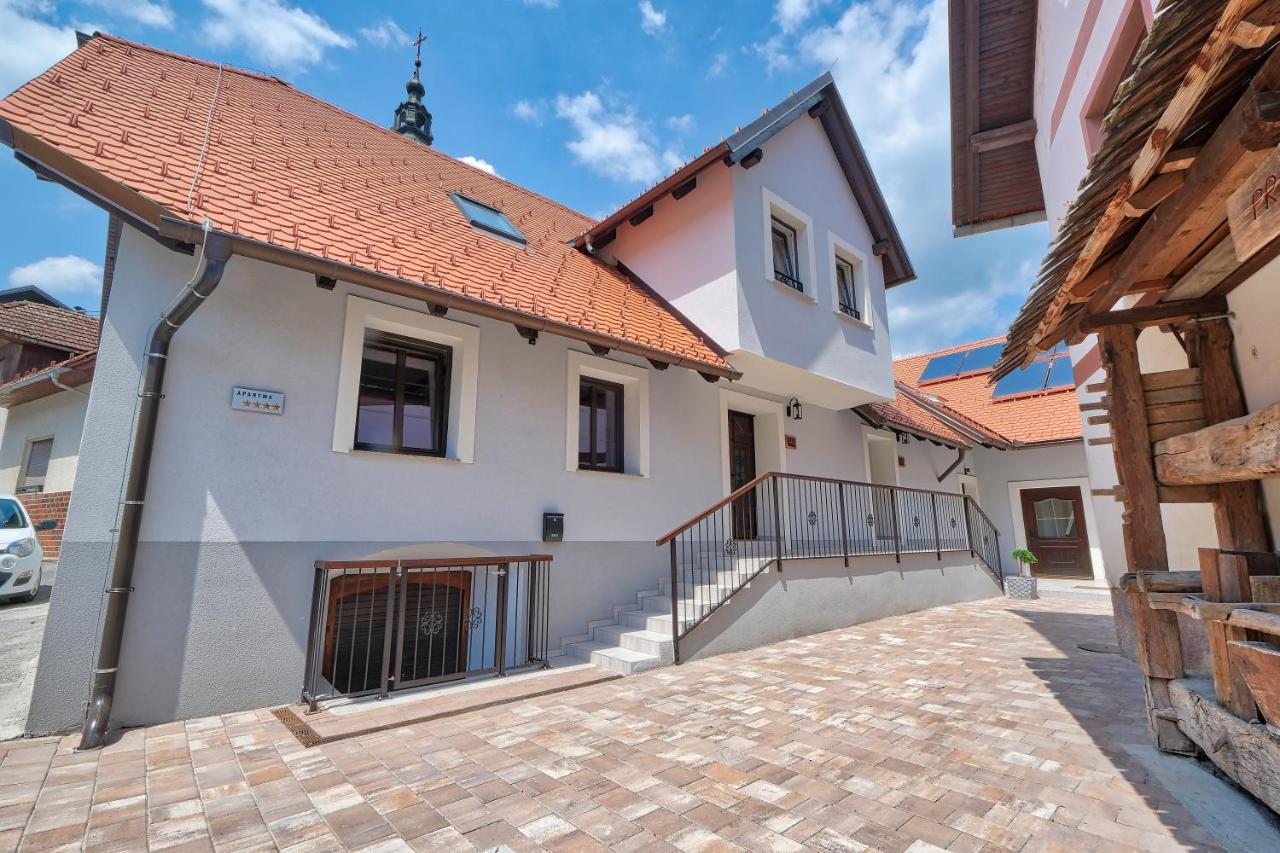 Auzlak Hisa, Apartments. Luce