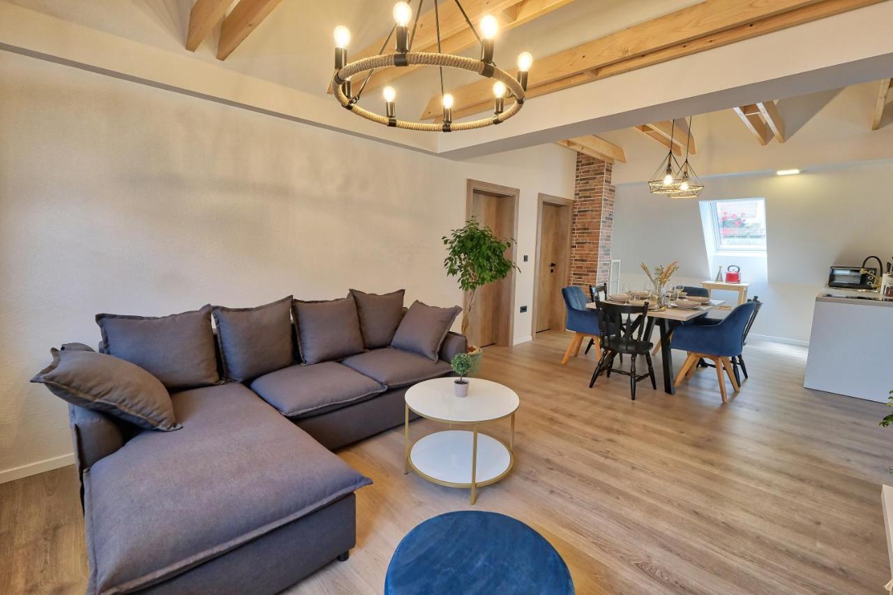 Auzlak Hisa, Apartments. Luce