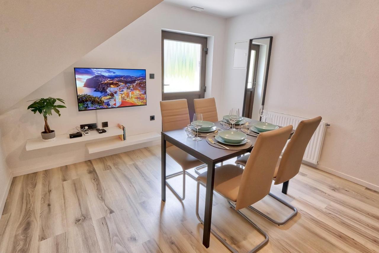 Auzlak Hisa, Apartments. Luce
