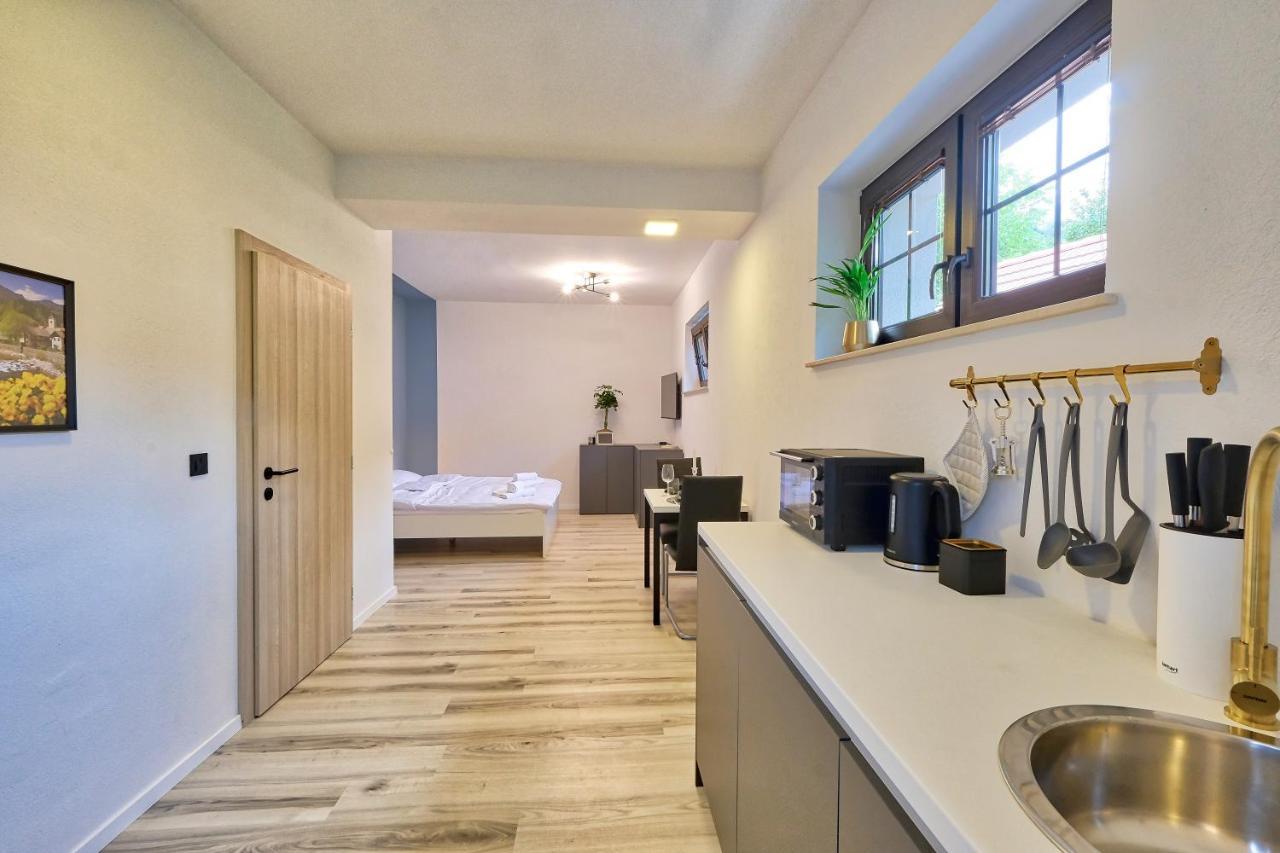 Auzlak Hisa, Apartments. Luce