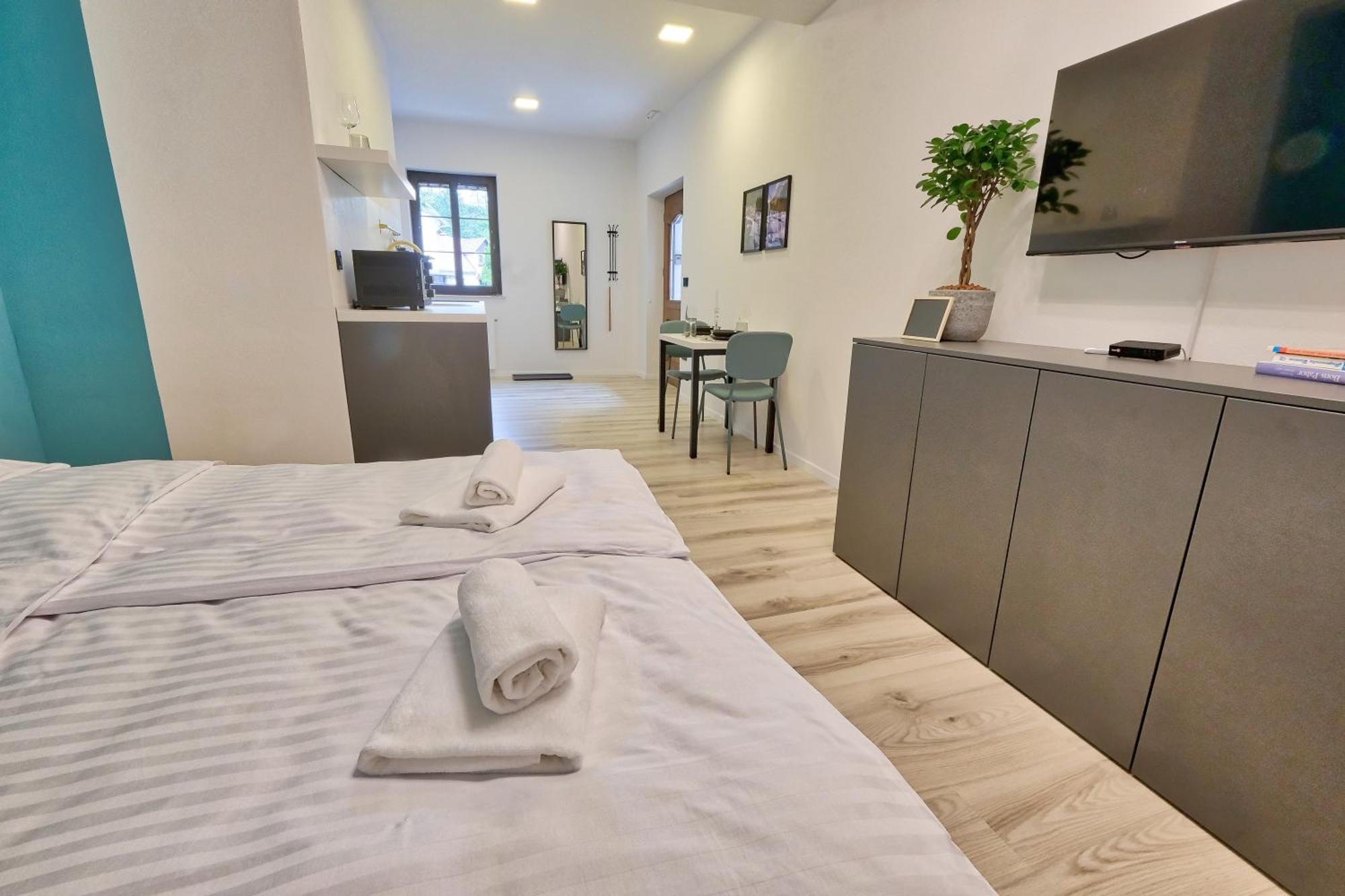 Auzlak Hisa, Apartments. *